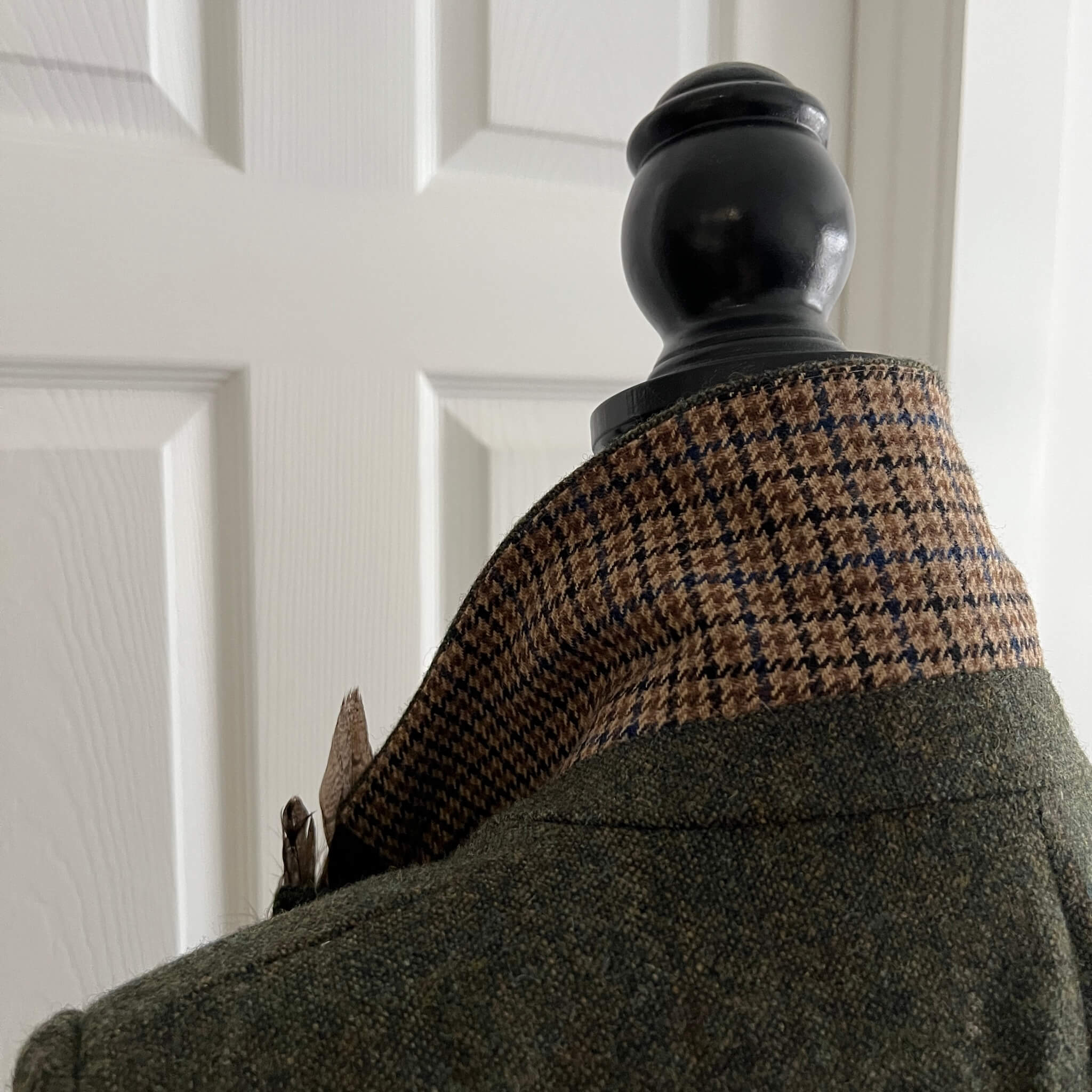 back of the heyford tweed jacket showing upturned collar with reverse houndstooth trim